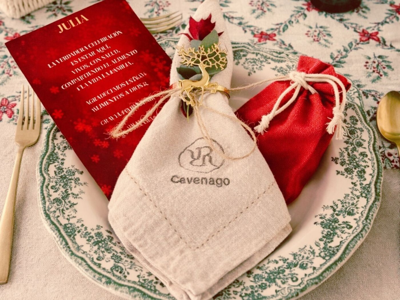 Merchandising personalizado con logo bordado de Cavenago
