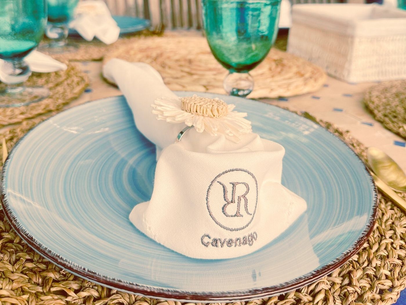 Merchandising personalizado con logo bordado de Cavenag